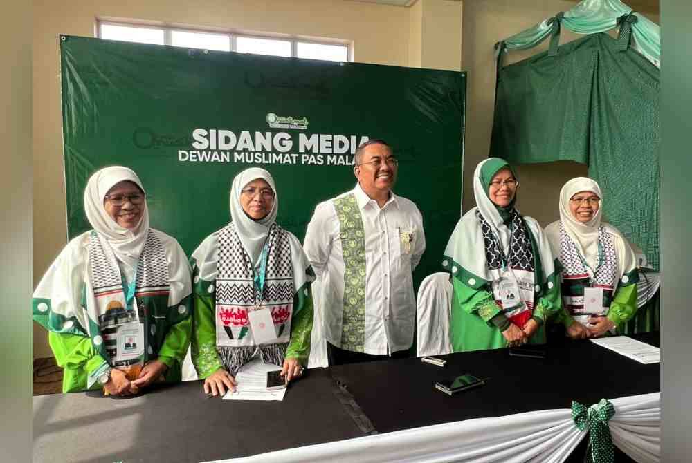 Sanusi (centre) with the leadership of the Pas Muslimat Council during a press conference after officiating the 64th Pas Muslimat on Friday.