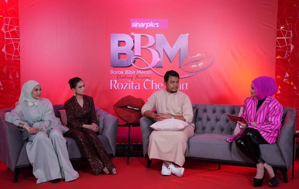 From left: Nabila Razali, Bella Astillah, and Da’i Izzhar Nazri during the Borak Bibir Merah programme. PHOTO: Sinar Harian/Rosli Talib.