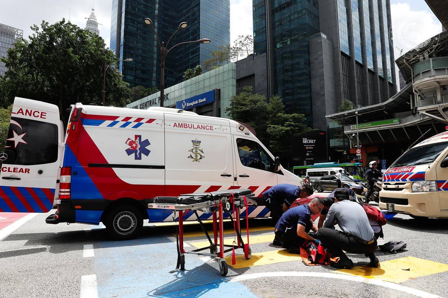 His Majesty Sultan Ibrahim’s personal medical team today extended a helping hand to two motorcyclists involved in a road crash in Jalan Sultan Ismail. - Photo: SULTAN IBRAHIM SULTAN ISKANDAR / FACEBOOK