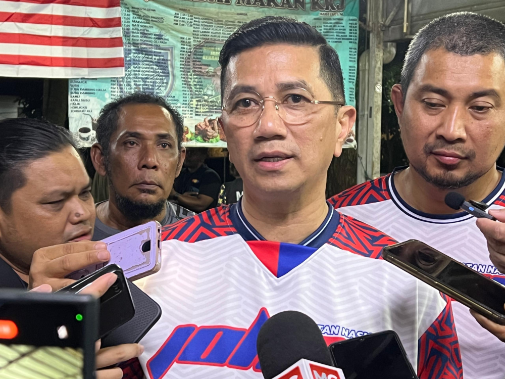 Azmin raised concerns over dissatisfaction among Amanah members, particularly regarding their exclusion from key roles such as village heads. He urged his PKR and Amanah colleagues to reconsider their support for a party that, he claimed, shows little regard for them. - Photo by Kousalya Selvam/Sinar Daily