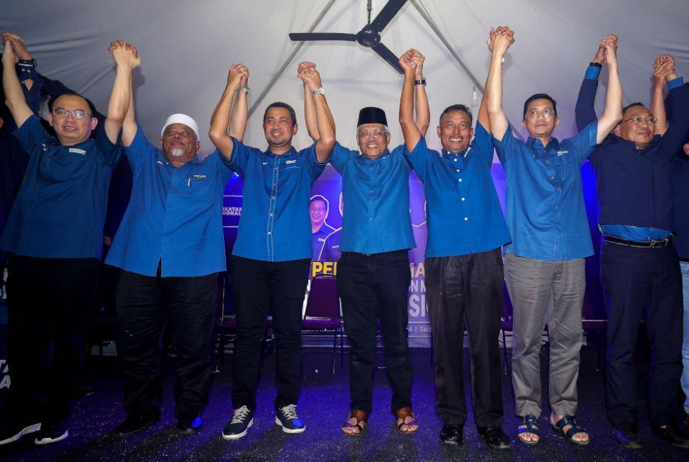 PN secretary-general of Datuk Seri Hamzah Zainuddin (centre) with PN candidate for the Mahkota by-election Mohamad Haizan Jaafar, 61, (third from right) during the candidate announcement. - Photo by Bernama