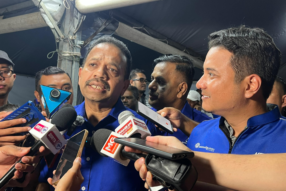MIC president Tan Sri Vigneswaran Sanasee together with BN candidate Syed Hussein when met by reporters after Utrimai Vizha programme 
