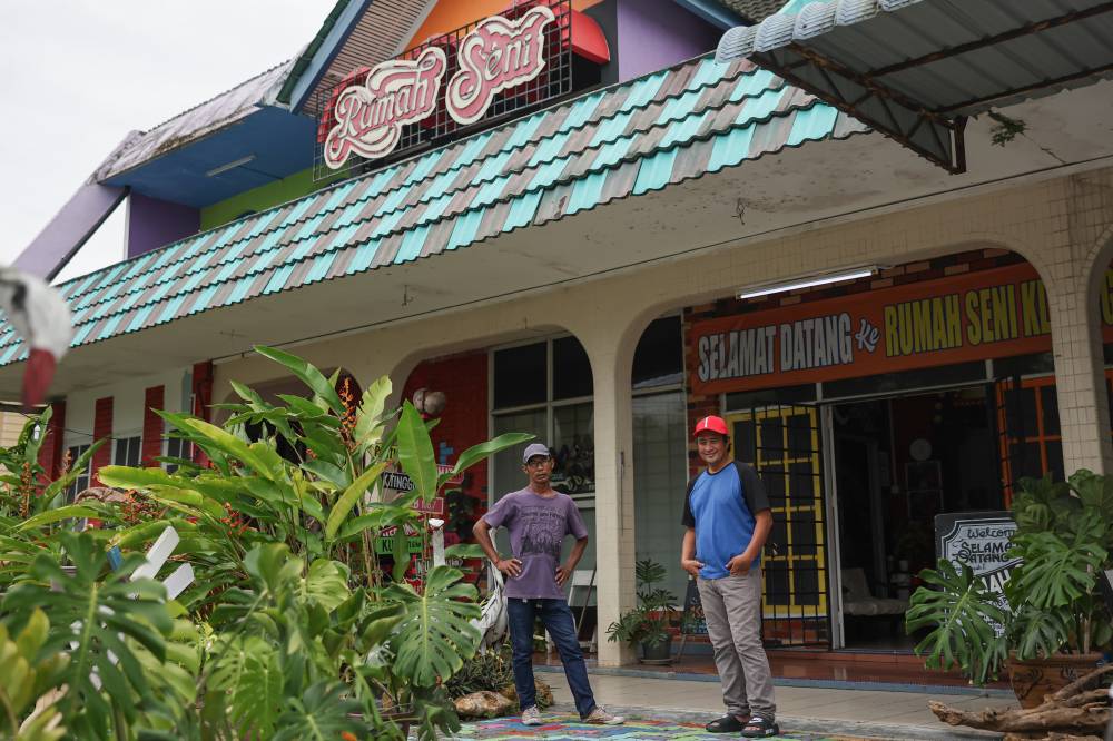 Kluang local and mural artist at Rumah Seni@Kluang, Zulkefli Dahlan, 58 (right) and Musa Md Amin, 60. Photo by Bernama