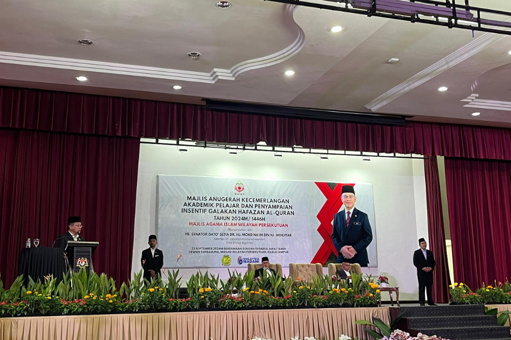 The ceremony was officiated by Minister in the Prime Minister's Department (Religious Affairs) Datuk Dr Mohd Na'im Mokhtar who presented the awards and incentives to the recipients.