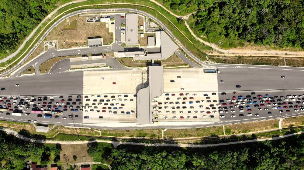 German news agency dpa reported that changing lanes forces the drivers behind to brake again and again, and constantly crossing the emergency lane is also dangerous. - Photo by Bernama