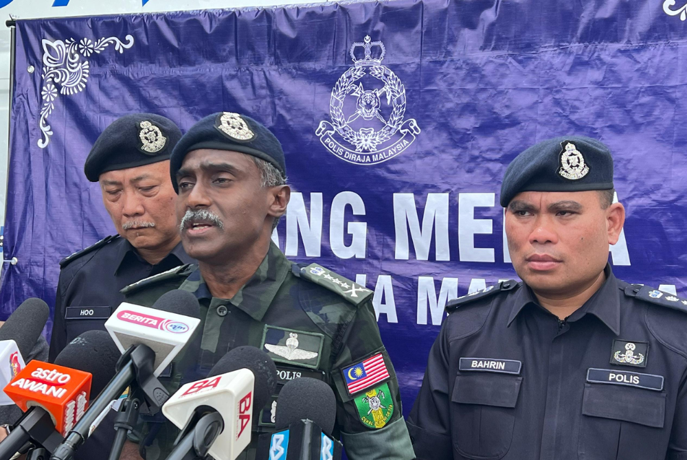 Johor police chief M. Kumar (middle) during a press conference at Dewan Pengaman Zamrud, Kluang.