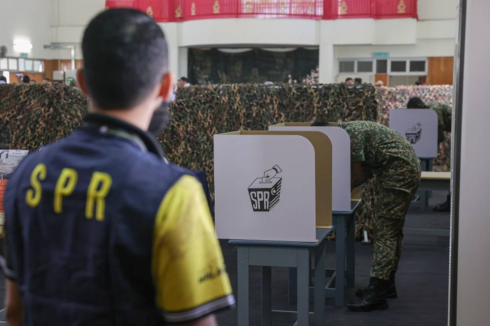 Early voting for the Mahkota state assembly by-election concluded at 5pm with the closing of three polling stations. Photo by Bernama