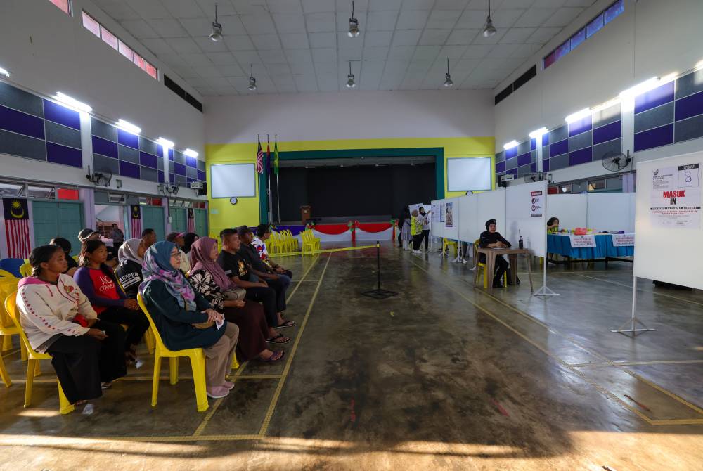 All 20 polling stations involving 109 channels for the Mahkota state by-election opened simultaneously at 8am today. Photo by Bernama