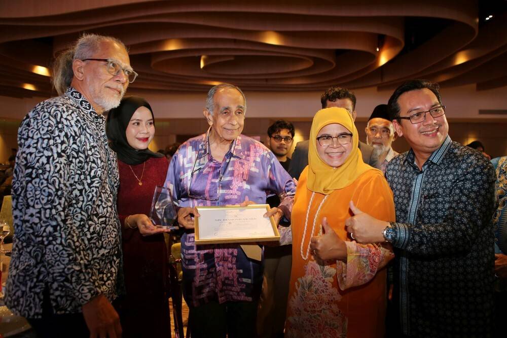 'NPC Diamond Award' recipient, PC Shivadas (centre) with Kuala Lumpur Mayor Datuk Seri Dr Maimunah Mohd Sharif (second from right) who presented the award; Communications Ministry’s Deputy Secretary-General Nik Kamaruzaman Nik Husin (right); NPC President Datuk Ahirudin Attan (left) and NPC Vice-President Farrah Naz Abd Karim (second from left). - Photo courtesy of NPC
