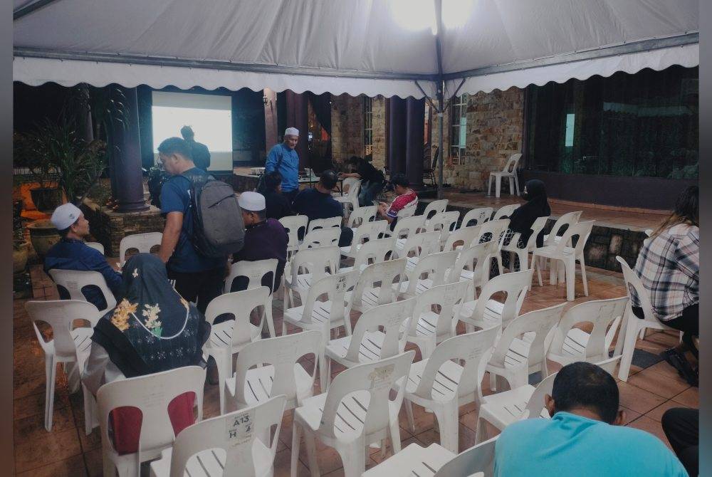 Gloomy atmosphere at Perikatan Nasional's operations room amid Mahkota by-election. - Photo by Sinar