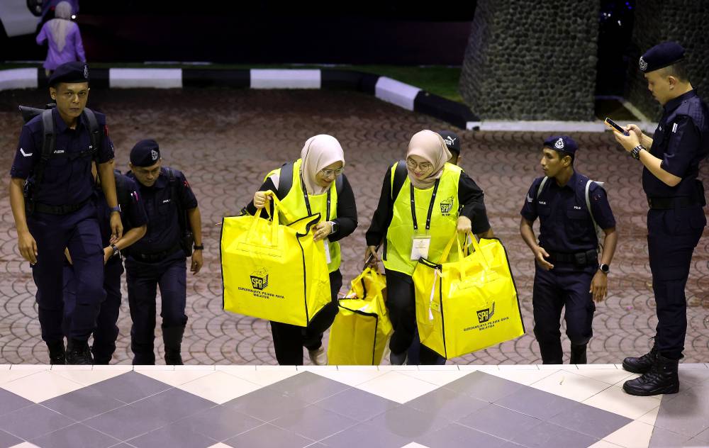 According to the unofficial results displayed, BN candidate Syed Hussien Syed Abdullah secured a resounding lead over PN's Mohamad Haizan Jaafar, with a majority of 20,609 votes after the counting of all 121 ballot boxes at 7.50pm. - Photo by Bernama