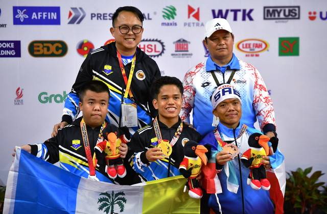 Para-badminton athlete Muhammad Amin Azmi from Penang won a gold medal in the men's singles SH6 category at Para Sukma 2024 in Sarawak on Sept 27. The silver medal was won by athlete Cheah You Zhou also from Penang while the bronze medal went to Charlie Fred Sagunting from Sabah. - Photo by Bernama