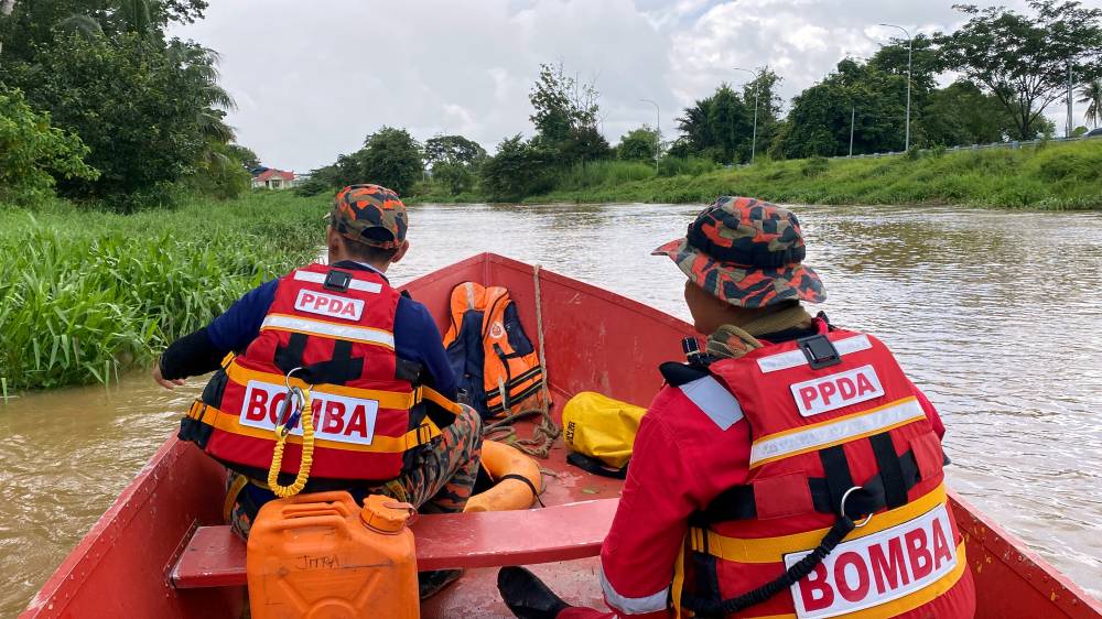 Search ongoing for Sabari Baharom where he was believed to have thrown. Photo by Bernama