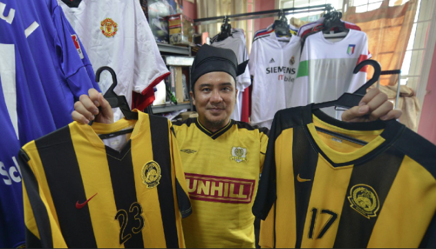  Zainal said that he only charges RM10 to RM15 for the cleaning process, while lettering repairs range from RM20 to RM45. - Photo by Bernama