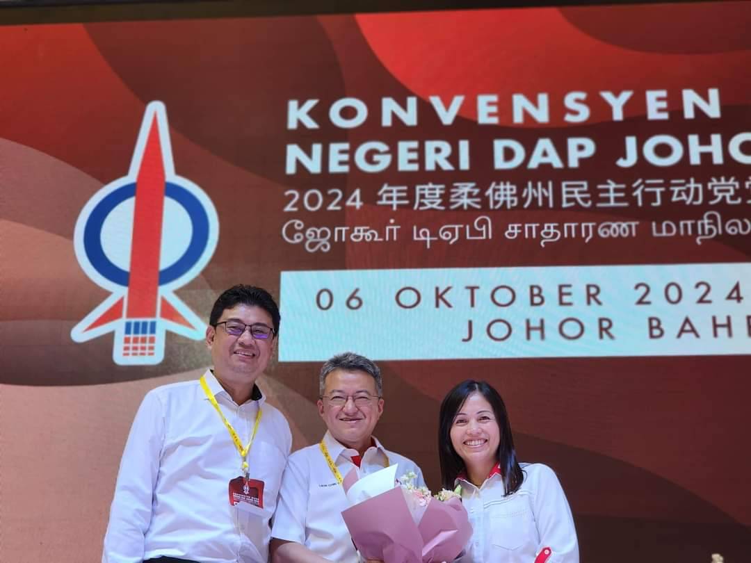 Teo (right) replaces Liew (centre) as Johor DAP chairman after garnering 692 votes. Photo: Facebook