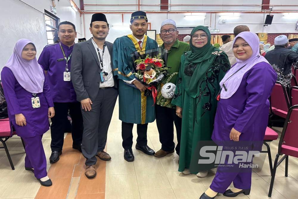 Muhammad Arsyad (centre) with his family members during the convocation ceremony. - Photo by Sinar