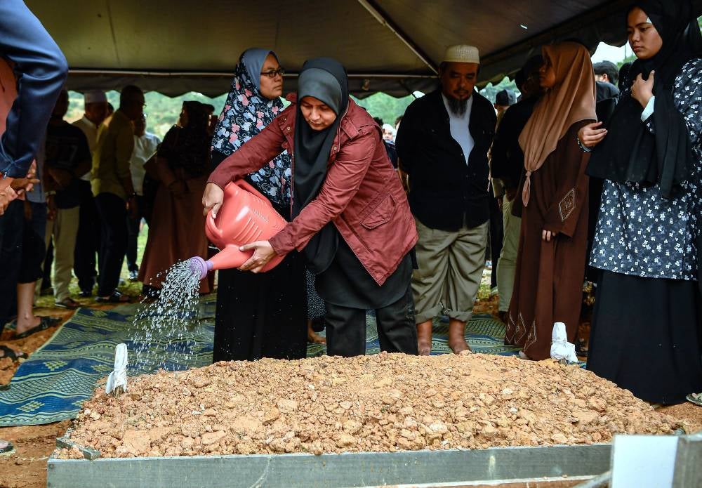 Hafizah Iszahanid (centre) at the burial yesterday. Photo by Bernama