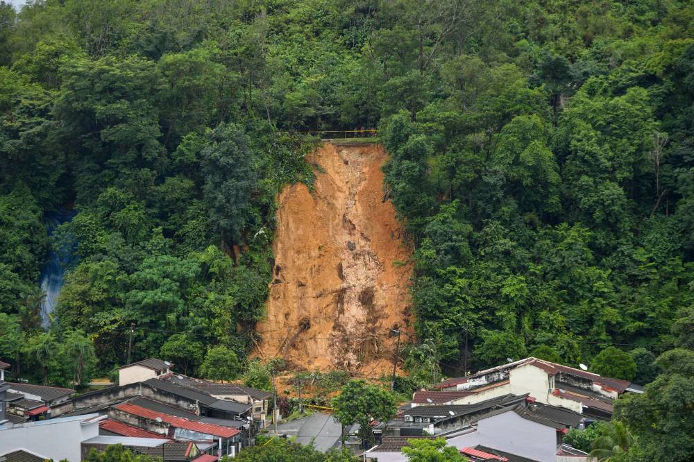 The police ordered the residents of 20 houses near the location of the landslide in Taman Melawati, Ampang due to heavy rain this morning to evacuate their homes. - Photo by Bernama