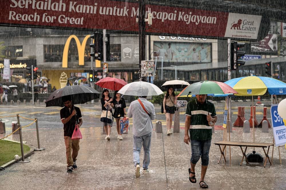 The Department of Meteorology Malaysia (MetMalaysia) through a warning issued at 1pm informed that the states involved are Penang and Perak besides Sabak Bernam, Kuala Selangor, Hulu Selangor, Klang, Gombak, Petaling and Hulu Langat in Selangor. - Photo by Bernama