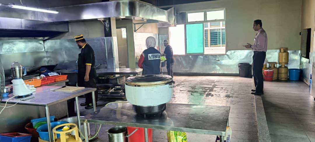 The Kedah JKN confirms receiving a complaint through the ‘Penduduk Sungai Petani’ Facebook page on Tuesday regarding the cleanliness of a food outlet and the discovery of maggots in salted egg sold at the premises.