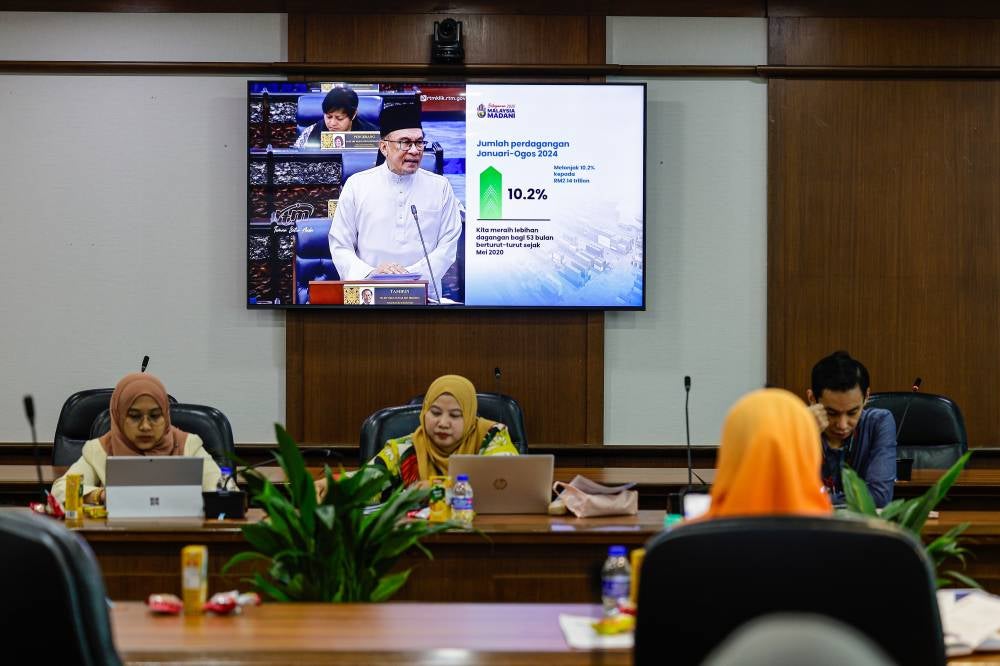 Officers and staff of the Federal Territories Department follow the live presentation of Budget 2025 by Prime Minister Datuk Seri Anwar Ibrahim from Parliament, in Putrajaya today. - Photo by Bernama
