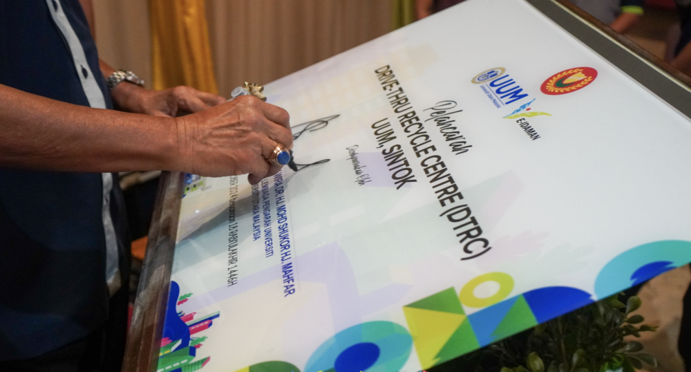 UUM earns the distinction of becoming the first university to have a drive-through recycling center or 'Drive Thru Recycle Center' (DTRC-UUM) on campus in the country. - Photo: E-Idaman Sdn Bhd / Facebook