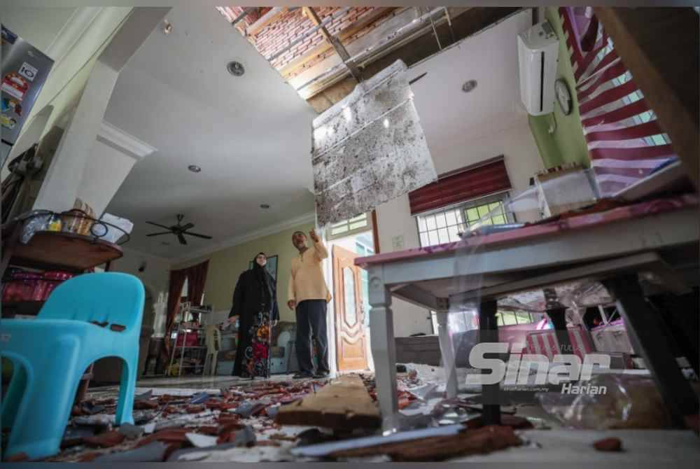 Zawawi (right) and his wife, Wan Kharzimi