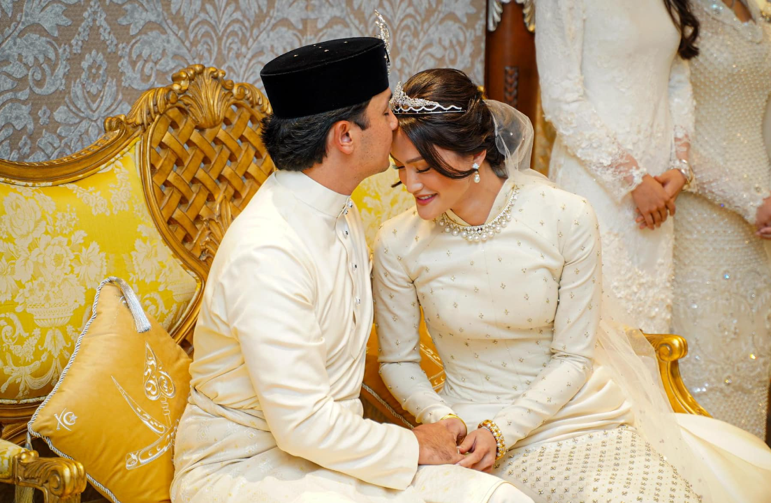 Tengku Arif Bendahara Tengku Muhammad Iskandar Ri'ayatuddin Shah married Tengku Natasya Puteri Tengku Adnan in a ceremony at Balai Mahkota, Istana Abdulaziz. Photo: Kesultanan Pahang's Facebook