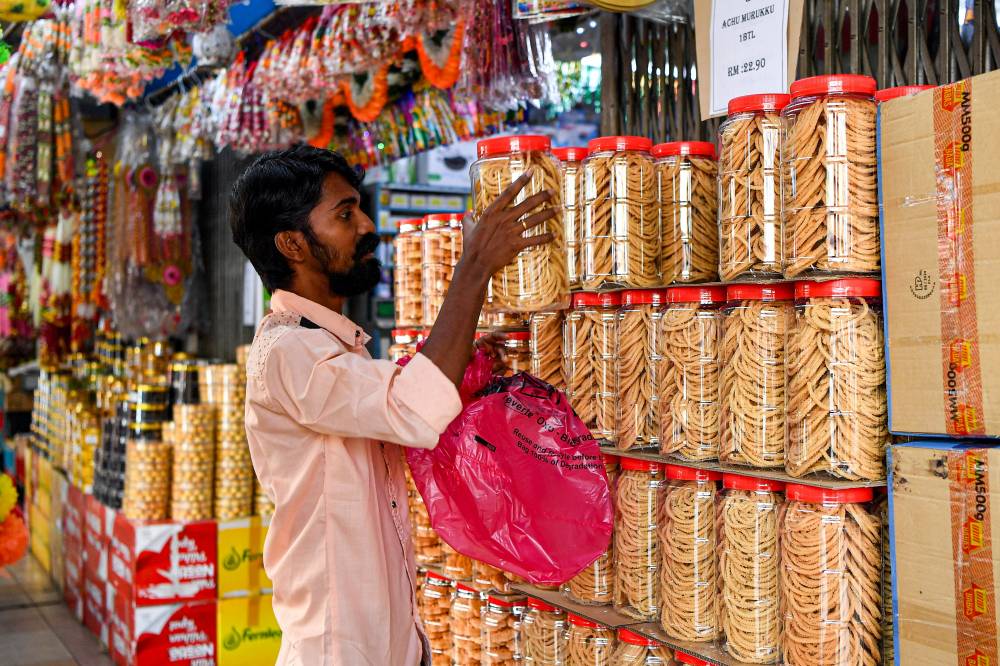 Trader arranging murukku for Deepavali. Photo by Bernama 