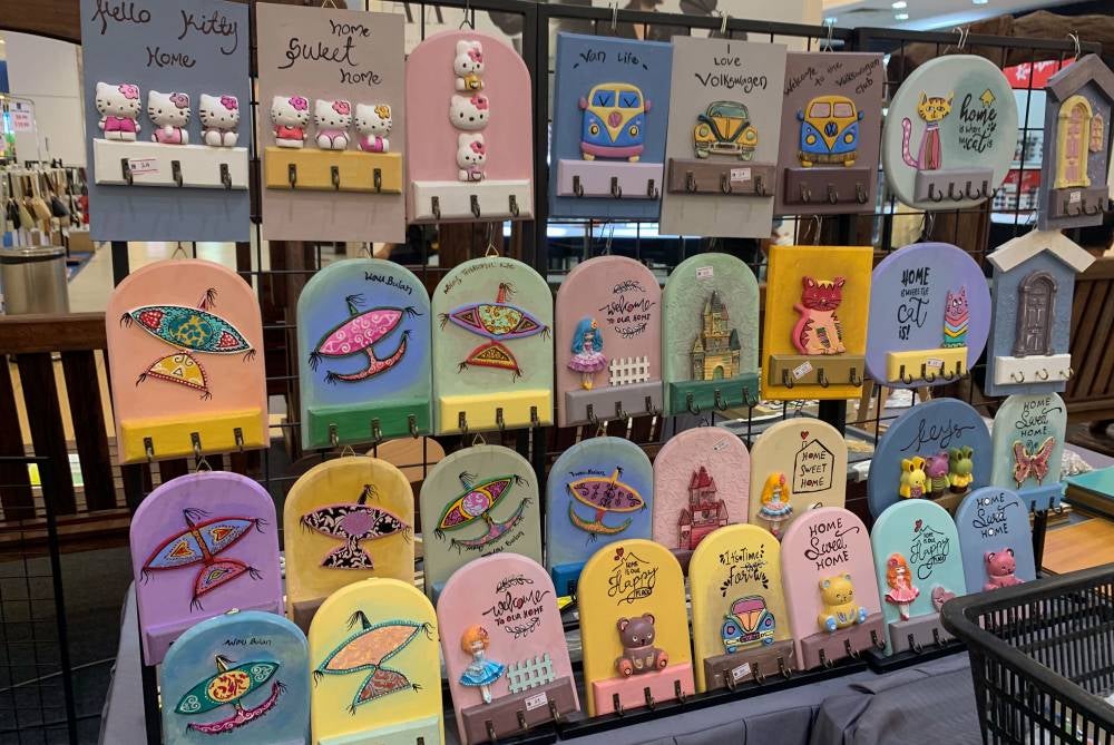 Some of the art of flora sculpture or known as 'sculpture painting' produced by Azmi. Photo by Bernama