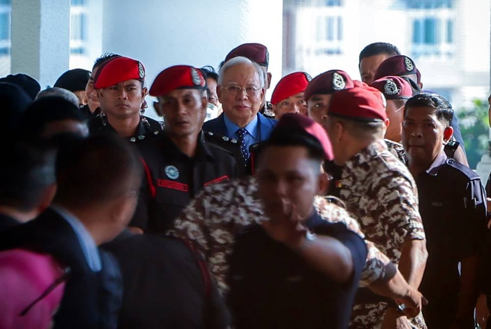 Former prime minister Datuk Seri Najib Razak (centre) arrives at Kuala Lumpur Court Complex. Photo by Bernama
