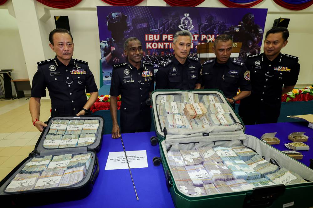 Shuhaily showing the recovered money during a press conference at the Johor Police Contingent headquarters, here today. Photo by Bernama