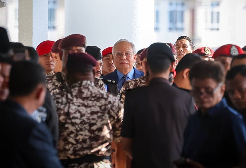Former prime minister Datuk Seri Najib Razak (centre) at the Kuala Lumpur Court Complex today. Photo by Bernama