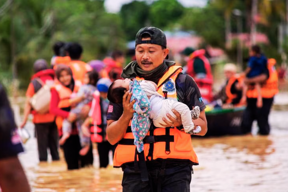 FILE PIX - The armed forces, police and other agencies scrambled to save those who were still trapped in their homes back in December 2021. (PHOTO BY XINHUA)