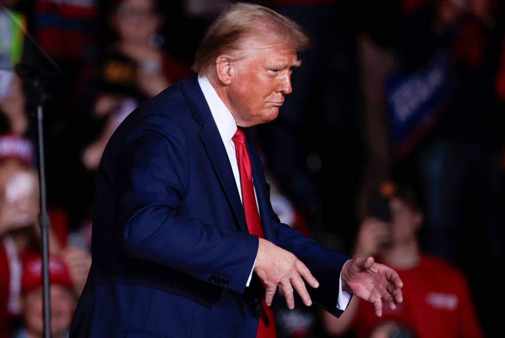 Former US President and Republican presidential candidate Donald Trump gestures as he leaves his last campaign rally at Van Andel Arena in Grand Rapids, Michigan on Nov 5, 2024. - (Photo by JEFF KOWALSKY / AFP)