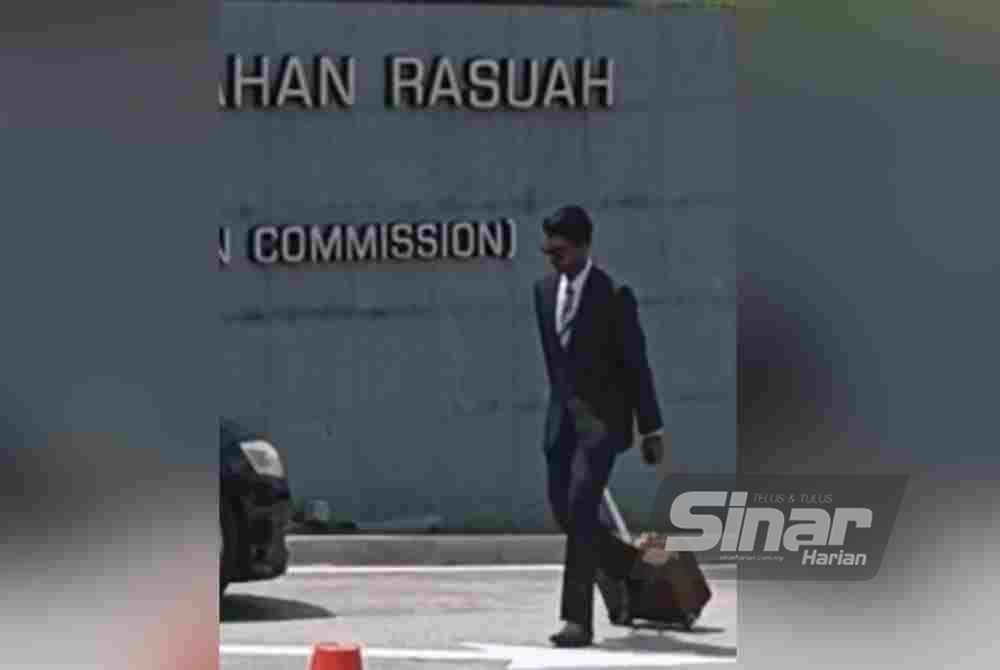 Vivy's lawyer, Shaarvin Raaj Selva Kumar, arrived at the MACC headquarters at 12.54 PM on Wednesday. Photo SINAR/HISYAMUDDIN AYUB