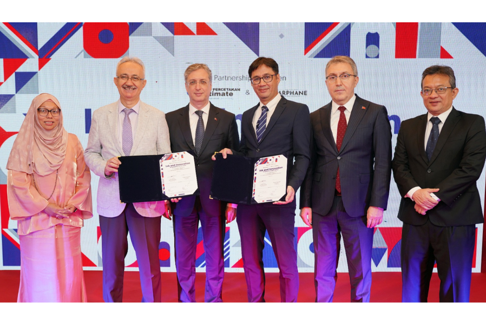 Ultimate Print Sdn Bhd Executive Director and Chief Executive Officer Azizi Fickry (third from right) shows the memorandum of understanding with Darphane Director General Abdullah Yasir Sahin (second from left) witnessed by Turkish Ambassador Emir Salim Yuksel (center) at the signing ceremony of the Memorandum of Understanding between Ultimate Print Sdn Bhd and Darphane on Thursday.
