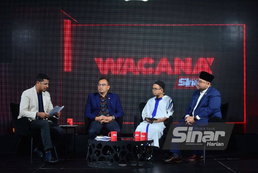 The Wacana Sinar programme, edition 464, titled 'Unraveling the Confusion of the Mufti Bill', was hosted by Azlan Shah (left) and featured panelists Musa (second from left), Wan Ji (second from right), and Mujahid (right) on all Sinar Harian platforms on Thursday.