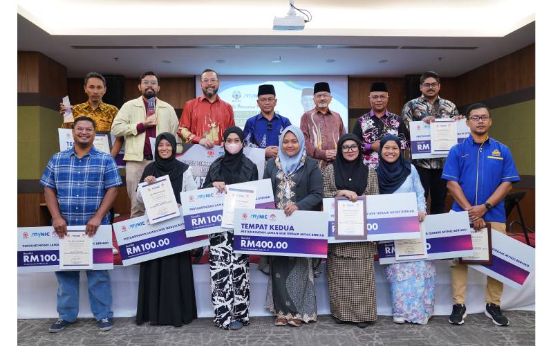  Na'im (at the back, fourth from left) with the ten top asnaf entrepreneurs who successfully developed their business websites. Photo: SINAR HARIAN-MOHD HALIM ABDUL WAHID