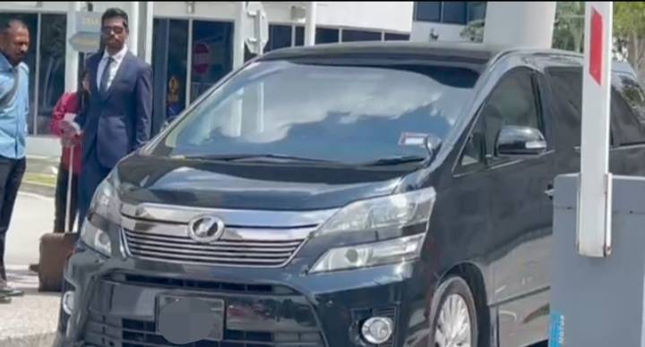 The vehicle carrying the couple was seen leaving the MACC headquarters here at 1.58pm.