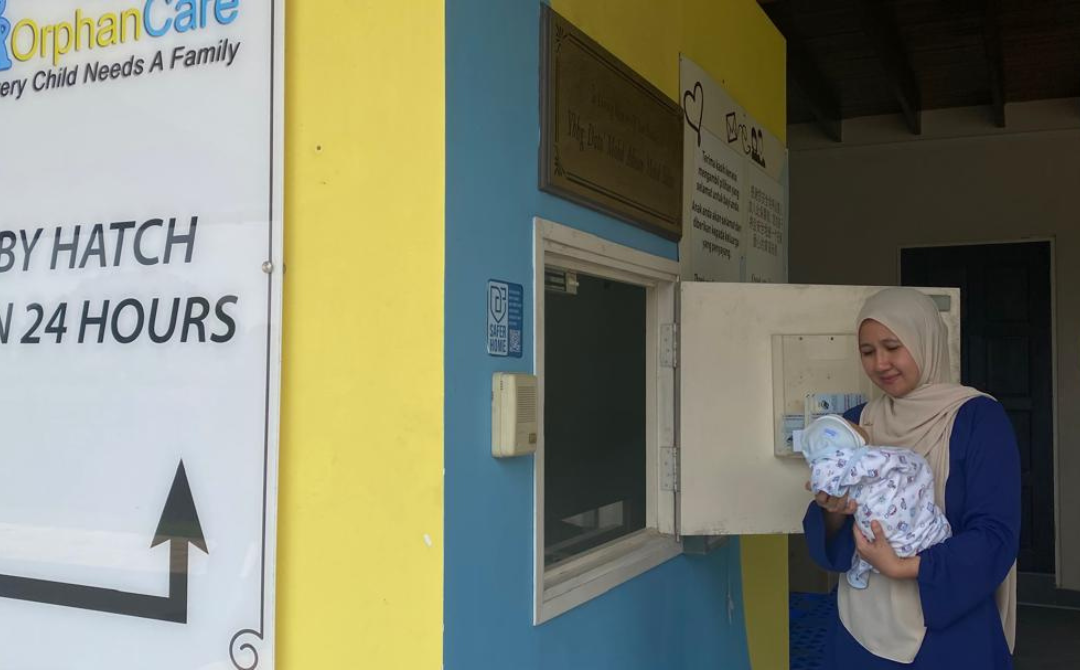 Alya, the person responsible for managing the baby hatch and mother-related services, recently demonstrated how the baby hatch operates at the OrphanCare Foundation in Bukit Gasing. 