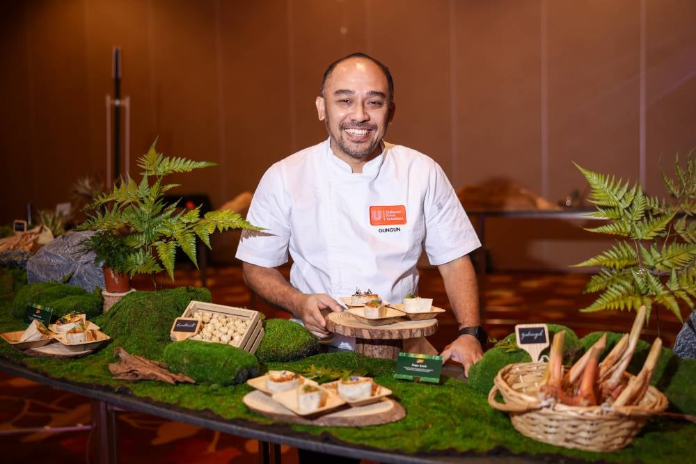 Chef Gun utilising his local ingredients to advocate for the Local Abundance initiative in his cook at the Expo.