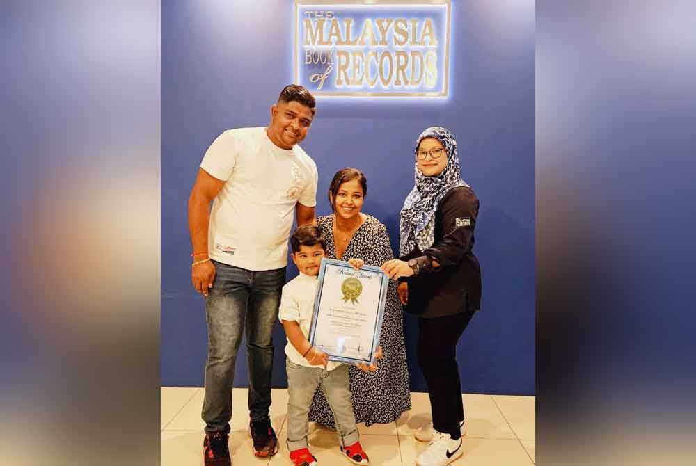 Rajamitheran (second from right) with his parents and MBOR representative showing the certificate of recognition at the MBOR office.