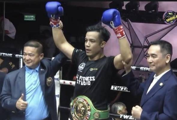 National professional boxer Adli Hafidz Mohd Pauzi is an excellent example of how an individual can achieve a balance between two different careers, that of JKDM officer and an athlete. Photo: Facebook