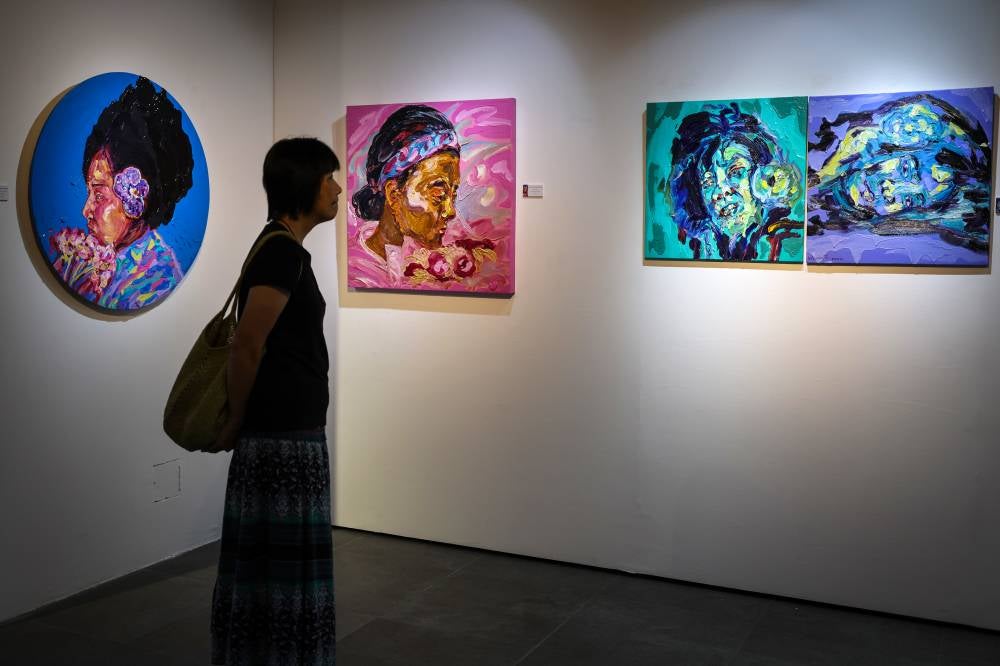 Visitors admire artworks by 12 Thai artists displayed at the opening ceremony of the Dialogues of Aesthetic Group Art Exhibition by 12 Thai Artists at the Penang State Art Gallery. Photo by Bernama