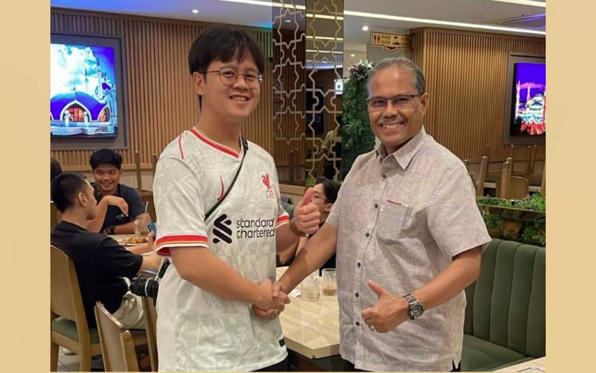 Uncle Umar’s long-awaited reunion with Desmond Kwek Bo Yang, the boy he saved from drowning 19 years ago, finally came to fruition when they met face-to-face for the first time last Sunday at a local mamak shop. Photo courtesy of Umar Kamaruddin