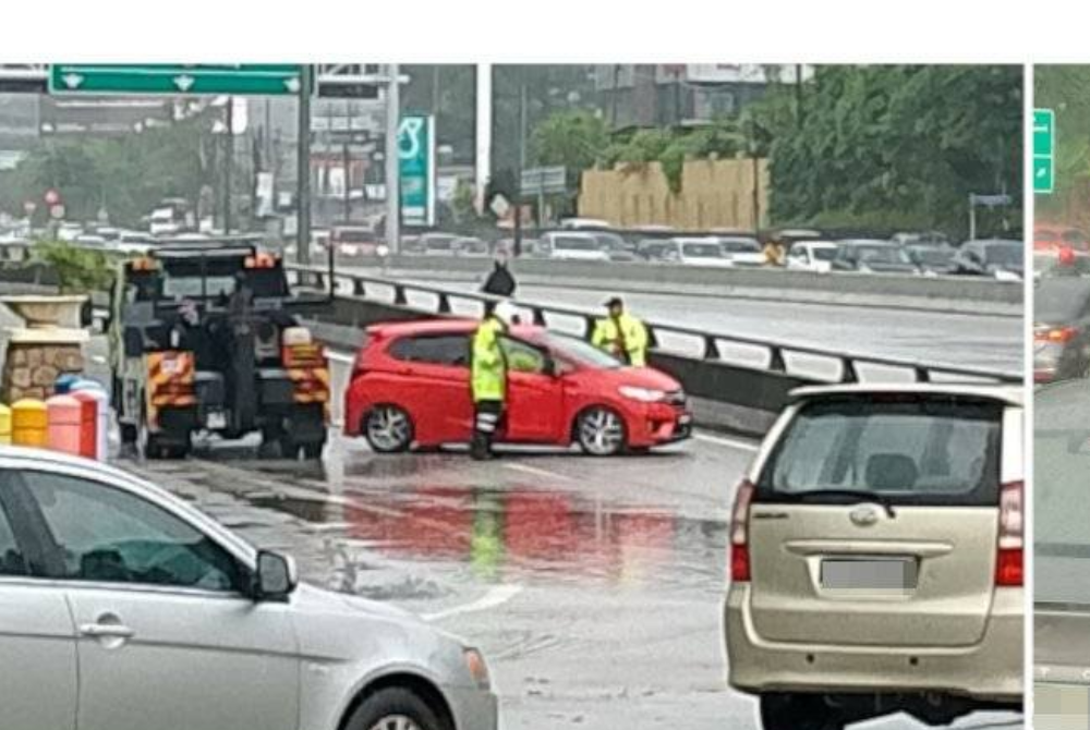 A total of five vehicles were trapped in a flash flood along Persiaran Surian Damansara - Taman Pelangi Damansara - Photo courtesy of fire and rescue department