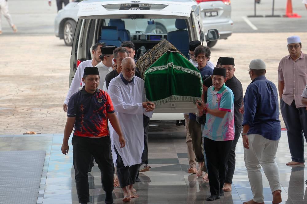 The body of former finance minister Tun Daim Zainuddin was brought from his residence in Persiaran Bukit Tunku for prayers at the Masjid Wilayah today. Photo by Bernama