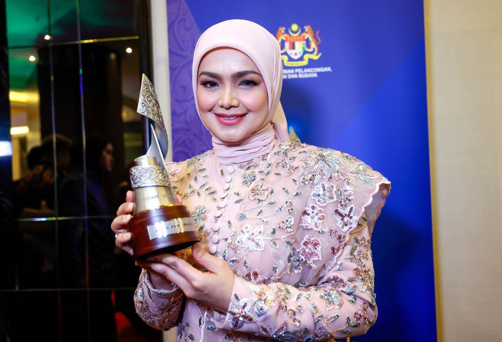 Country's number one singer Datuk Seri Siti Nurhaliza recognised as recipient of the 2024 Biduan Negara Award. Photo by Bernama