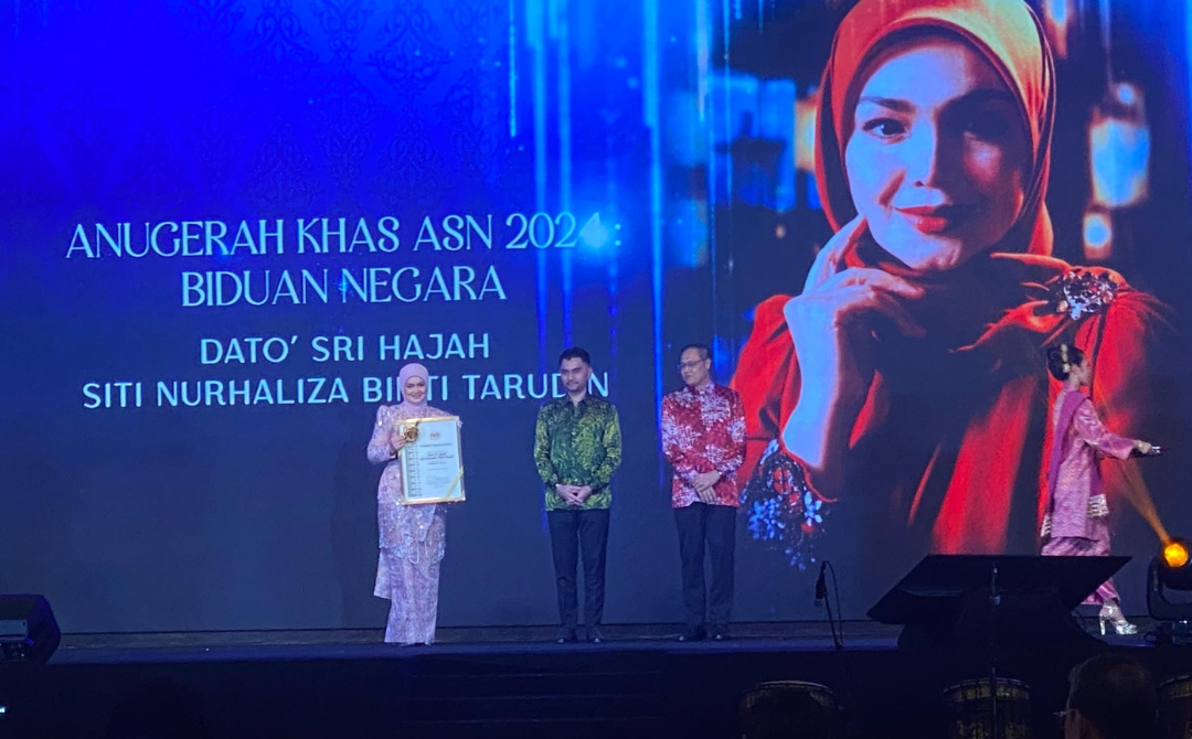 Singer Datuk Seri Siti Nurhaliza Tarudin received the prestigious Anugerah Biduan Negara, presented by Tourism, Arts, and Culture Deputy Minister, Khairul Firdaus Akhbar Khan